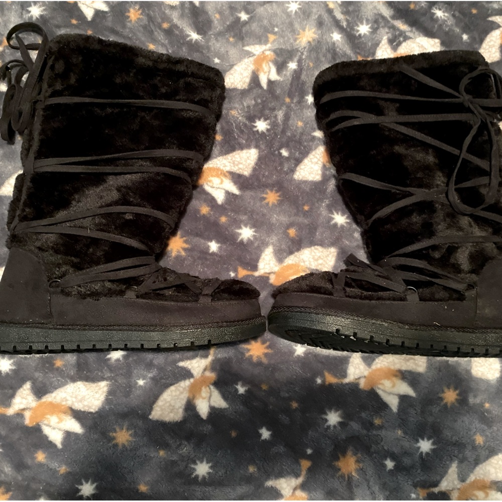 Black winter boots